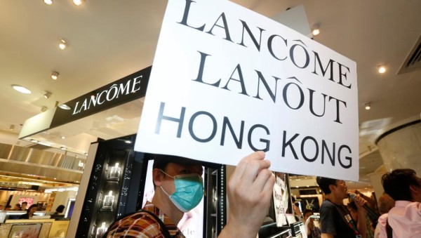 香港示威者在兰蔻专卖店前示威
