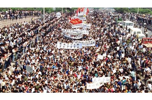 1989年，成千上万的示威者在北京抗议（来自美联社）