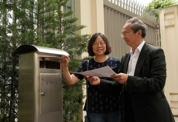 费良勇和廖天琪将公开信投入中国领事馆信箱