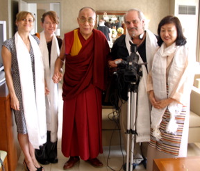 达赖喇嘛尊者和西藏之桥项目组的部分工作人员在一起