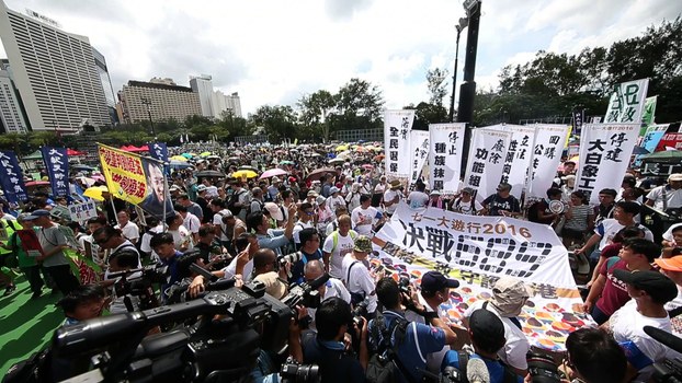 2016年7月1日，大批香港市民冒着酷暑天气上街游行