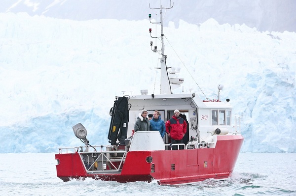 US Secretary of State John Kerry (L) and Norwegian Foreign Minister Borge Brende (C) make a tour of the Blomstrand Glacier on June 16, 2016, in Ny-Alesund, Norway. Kerry is visiting Norway's extreme north to view areas impacted by climate change with melting ice and the opening of new sea lanes.  / AFP PHOTO / NTB scanpix AND NTB Scanpix / Larsen, Hkon Mosvold / Norway OUT