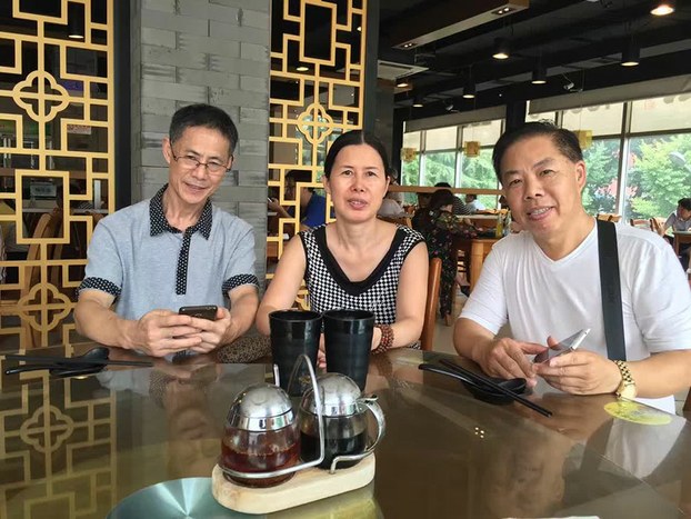 胡石根的2个弟弟（左和右）在江西老家来到北京