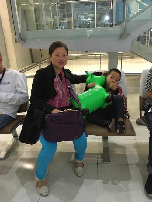 赵常青怀孕的妻子和四岁的儿子抵达美国3