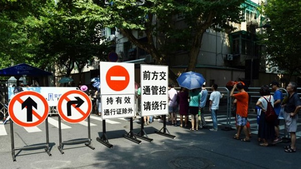 8月20日，杭州西湖景区的安检点和排队的人群