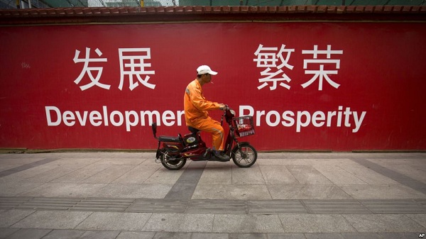 北京街头写着“发展，繁荣”的标语