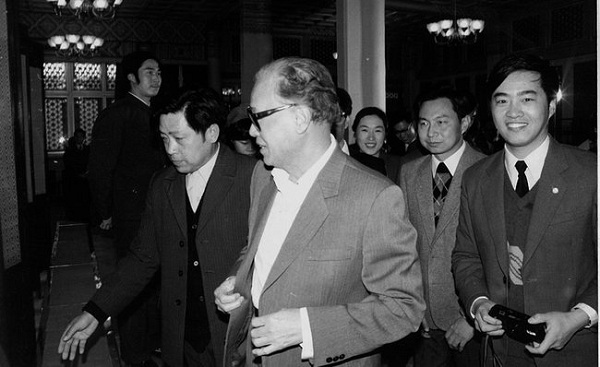 吴伟，右，1987年和中共中央总书记赵紫阳在一起