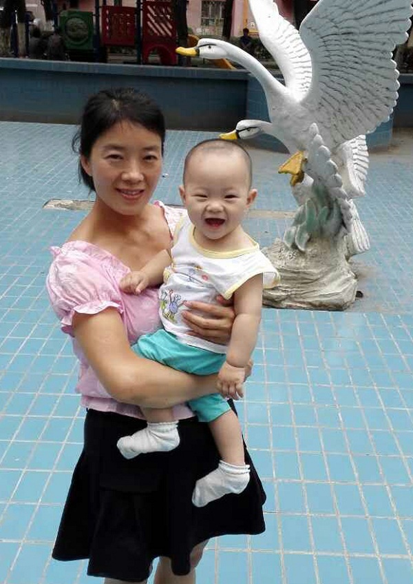 张海涛的妻子李爱杰带着孩子
