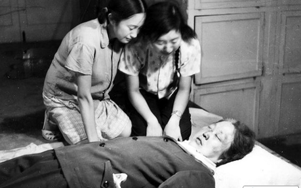 王晶垚1966年8月5日买相机拍下女儿跪泣在母亲遗体边照片
