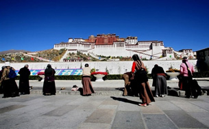 藏族朝圣者在拉萨布达拉宫前朝圣