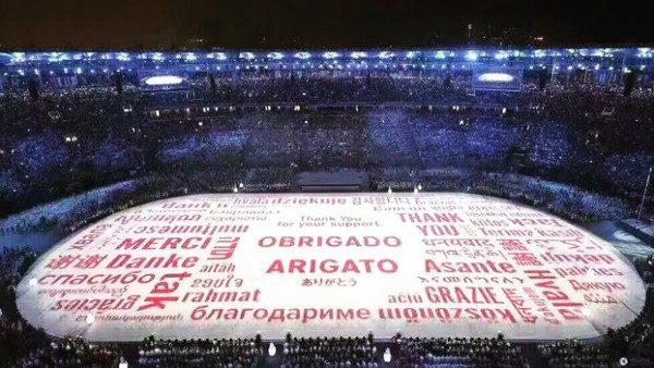 里约奥运会闭幕式上出现的投射在场地上的用各国文字表达感谢