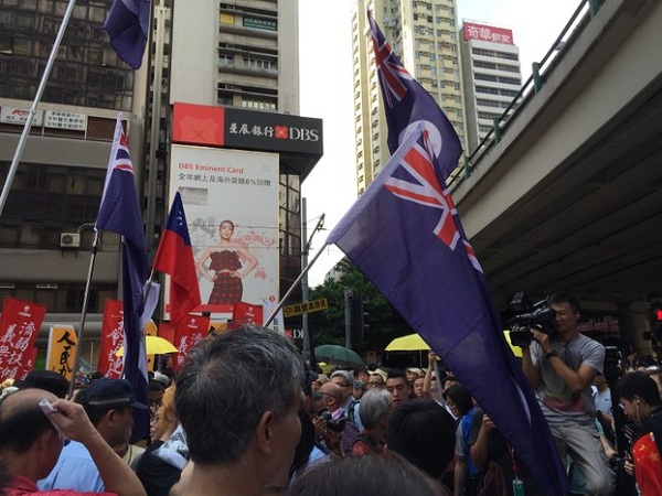 香港市民挥舞象征港独的龙狮旗