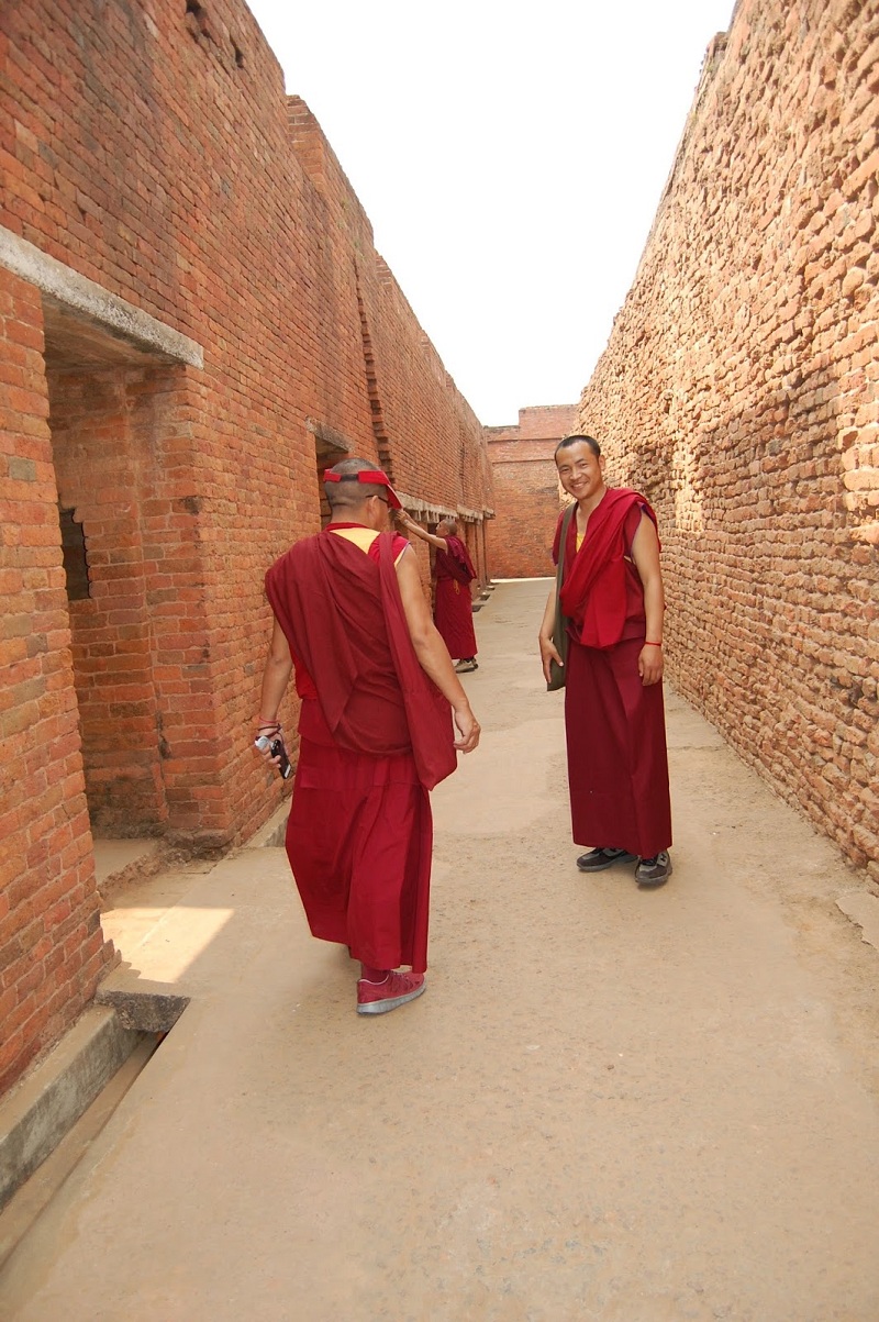 三位格尔登寺僧人，在那兰陀的残垣断壁之间