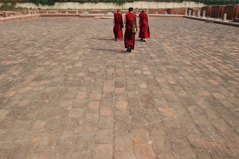 三位格尔登寺僧人，在那兰陀辨经场