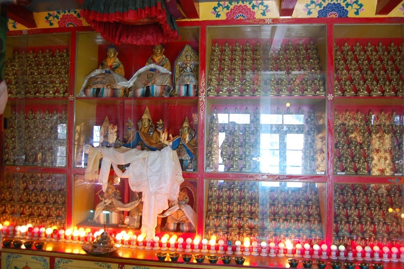 佛龛里，还供奉着许许多多的“擦擦”，至少有一千个吧。都是宗喀巴大师
