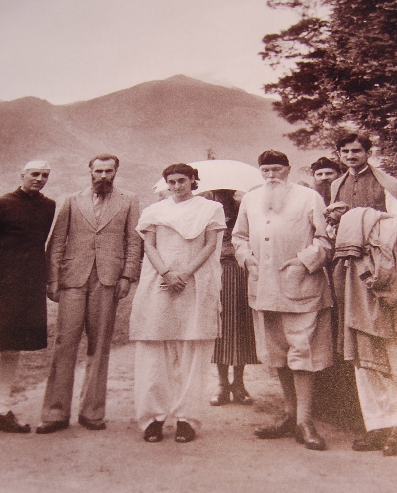 尼赫鲁和他的女儿英吉拉.甘地到访奈戈尔山谷，与尼古拉.-罗维奇和乔治.-罗维奇父子在一起的照片