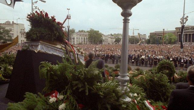 布达佩斯英雄广场上为纳吉举行重新落葬的悲壮场面