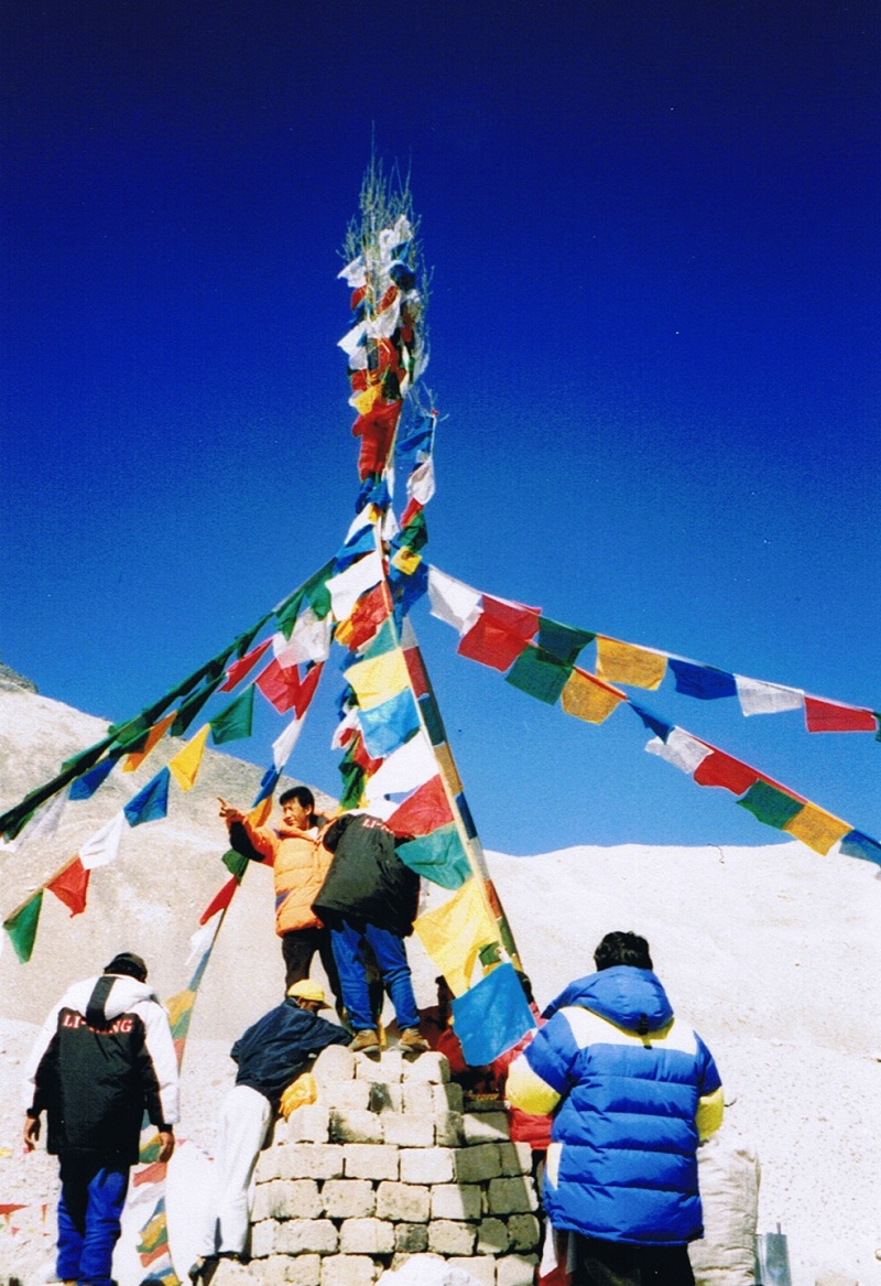 登山之前，西藏登山队员们竖起了经幡