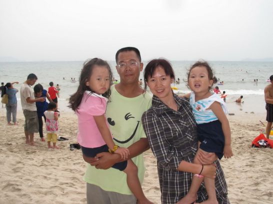 滕彪、王玲和两个孩子