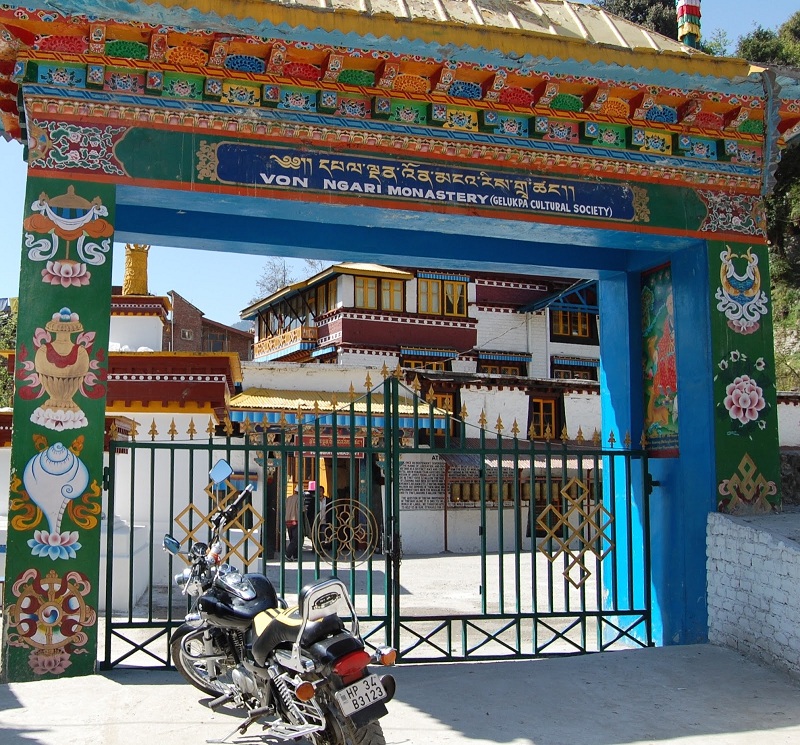 这寺院的大门上写着藏英两种文字：VON NGARI MONASTERY （巴登文阿里扎仓）
