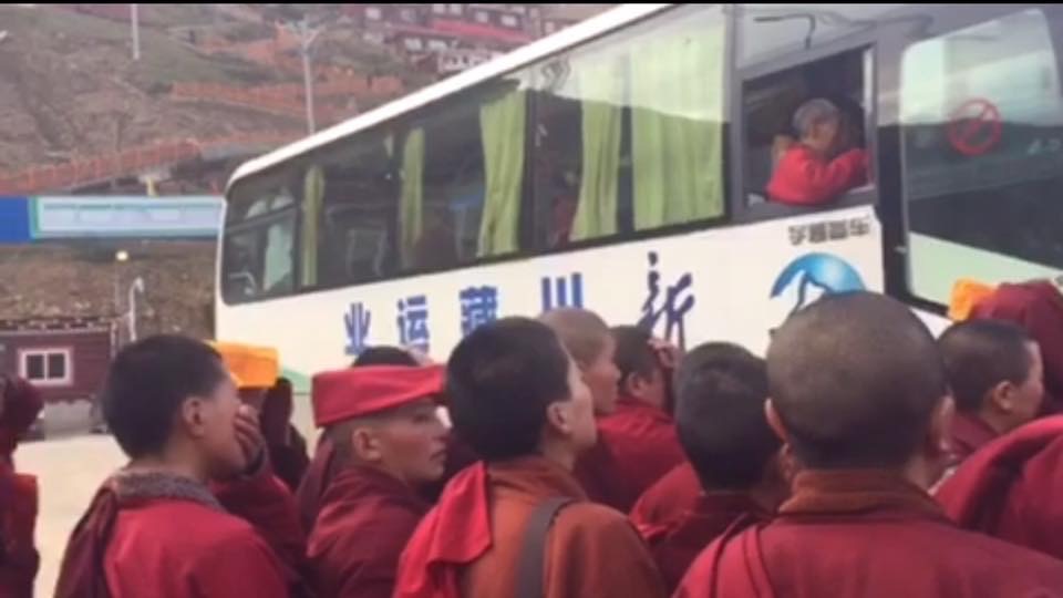 一批批被驱逐的僧尼正准备离开佛学院-西藏