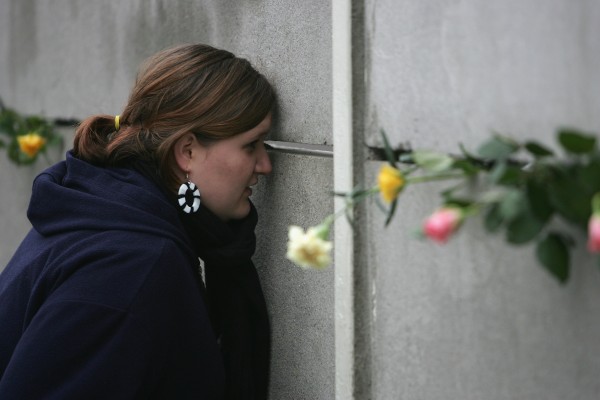 前东德女士在柏林墙纪念馆追思逝去的亲人