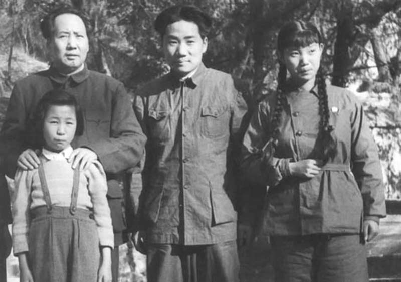 毛泽东（左）与毛岸英、刘松林、李纳（前）