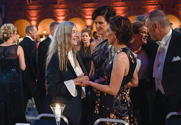 US singer Patti Smith (L) talks to Swedish conservative leader Anna Kinberg Batra (C) and US ambassador Azita Rajis (R) at the 2016 Nobel prize award banquet at the Stockholm City Hall on December 10, 2016. Ms. Smith performed one of Literature prizewinner Bob Dylan's songs at the award ceremony earlier on Saturday. / AFP PHOTO / TT News Agency / JESSICA GOW / Sweden OUT