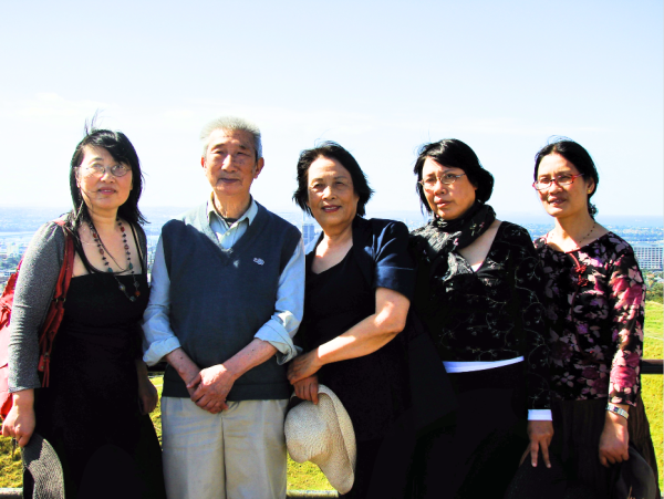 2009年周素子（中）与丈夫陈朗（左二）及三个女儿在新西兰奥克兰