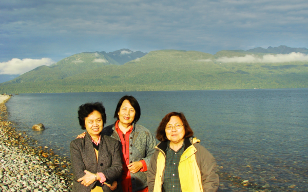 蔡咏梅与周素子（中）和另一位女作家齐家贞（左）在新西兰南岛瓦卡提普湖