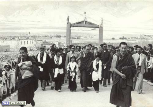 1960年代，为了延续和传承西藏的文化和传统，流亡到印度的达赖喇嘛和流亡藏人们建立了一所所学校1