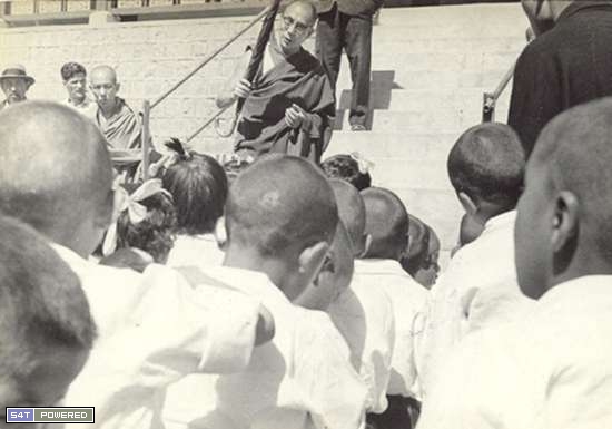1960年代，为了延续和传承西藏的文化和传统，流亡到印度的达赖喇嘛和流亡藏人们建立了一所所学校3