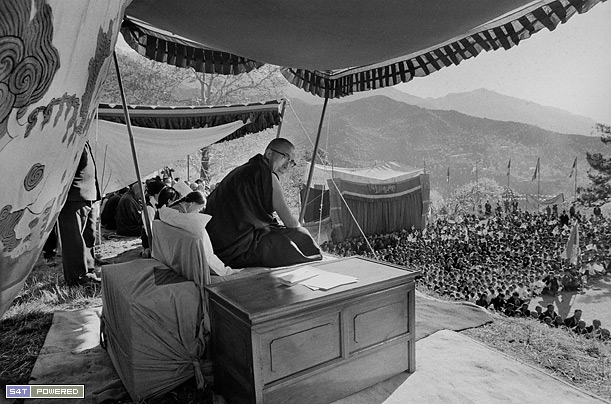 1960年代，为了延续和传承西藏的文化和传统，流亡到印度的达赖喇嘛和流亡藏人们建立了一所所学校5
