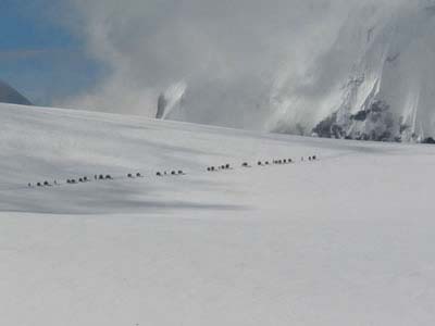 1、登山者拍摄的逃亡藏人正在翻越囊帕拉雪山