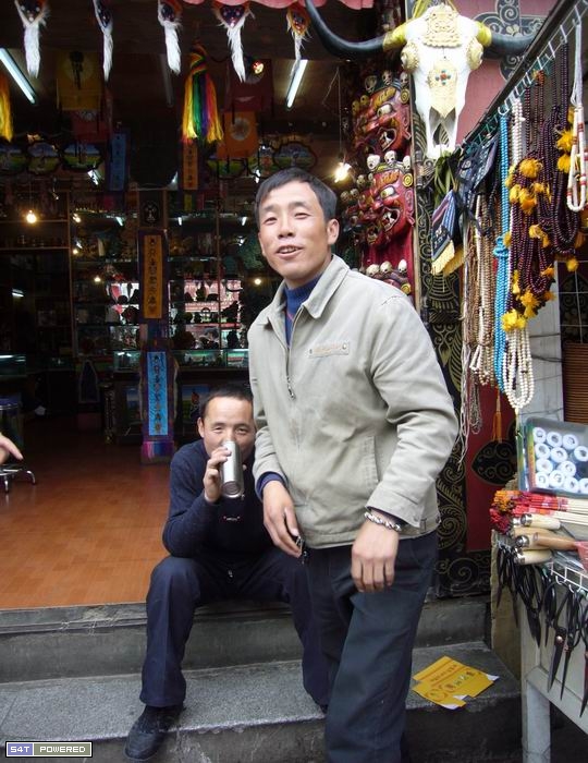2：这两位在帕廓开店销售西藏工艺品的回族人自称是“藏族”