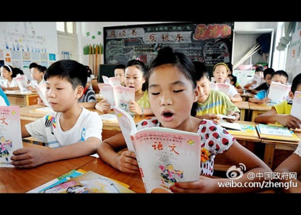 中国小学生在课堂上朗诵课文