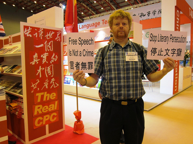 伦敦书展：孔子学院，Language Text，（左）告诉世界一个真实的中国共产党