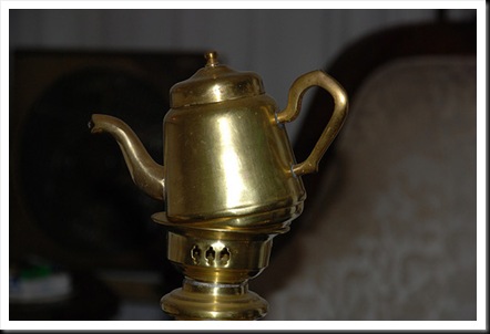 刻着经文的铜茶壶
