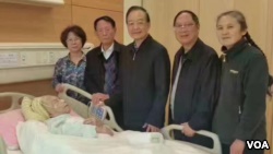 前中国总理温家宝曾前往医院看望李昭，当时胡德平和胡德华（右二）在场