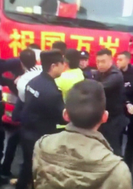 反韩示威者被带走