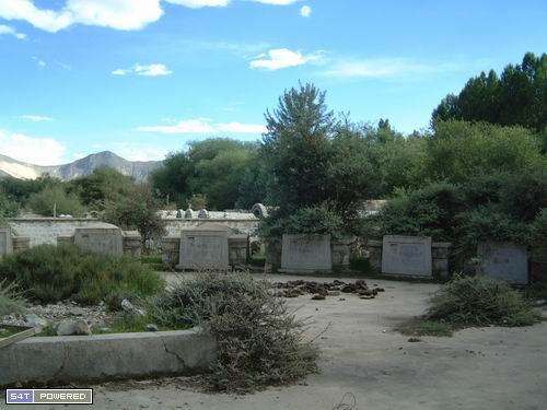 图2：拉萨红卫兵墓地