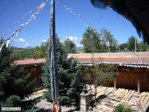 图2：达赖喇嘛故居院内，地上的木板正在作修复之用。