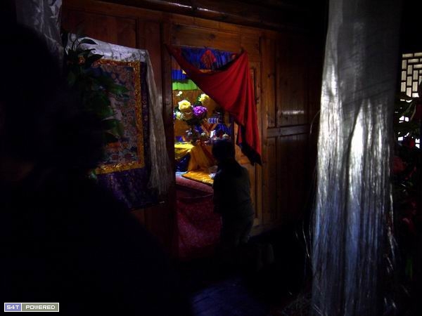 图4：掀起门帘的小屋放满花朵，是为达赖喇嘛准备的。