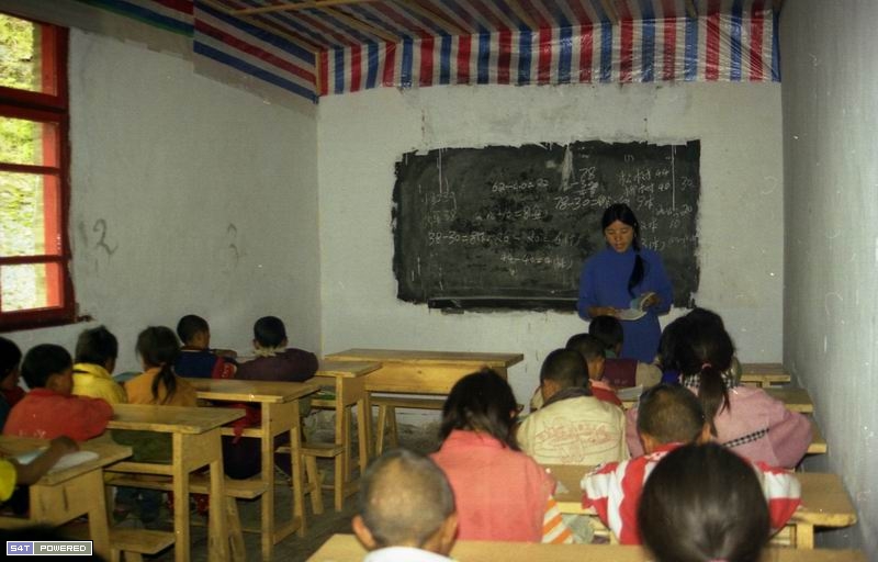 图5：1999年，丹增德勒仁波切的学校在上课。