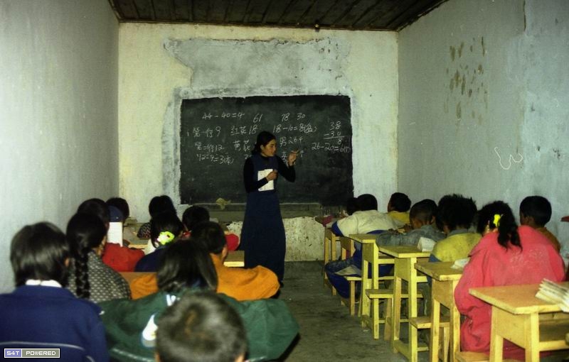 图6：1999年，丹增德勒仁波切的学校在上课。