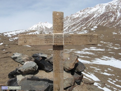 在藏地传教的西方人在藏地高山上竖立十字架2