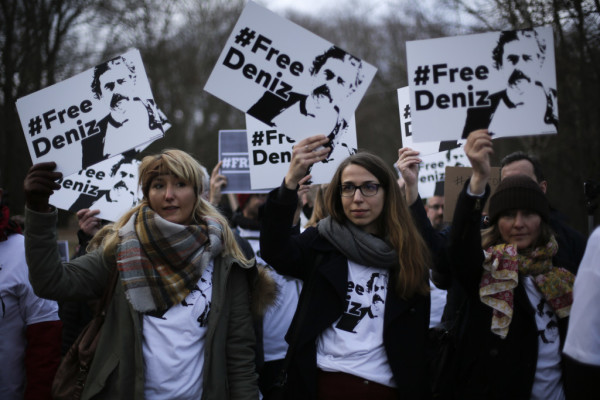 德国记者在柏林示威要求土耳其政府释放今年2月入狱的德国《世界报》记者Deniz Yuel