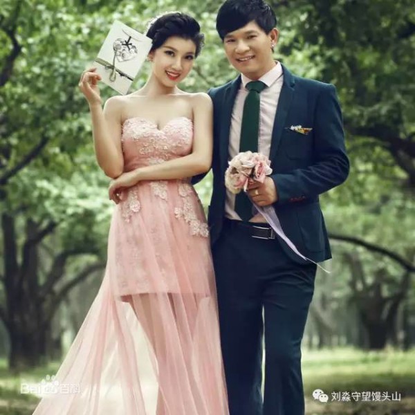 杨小曼和著名网络歌手冷漠结婚照