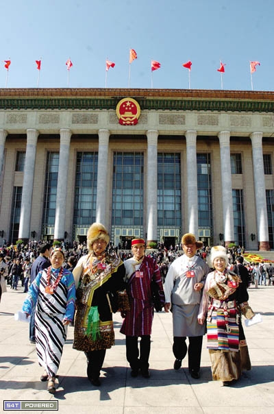 步出人民大会堂的西藏十七大代表