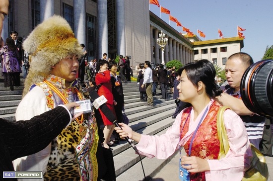 穿豹皮、戴狐狸皮帽的格桑次仁在接受记者采访